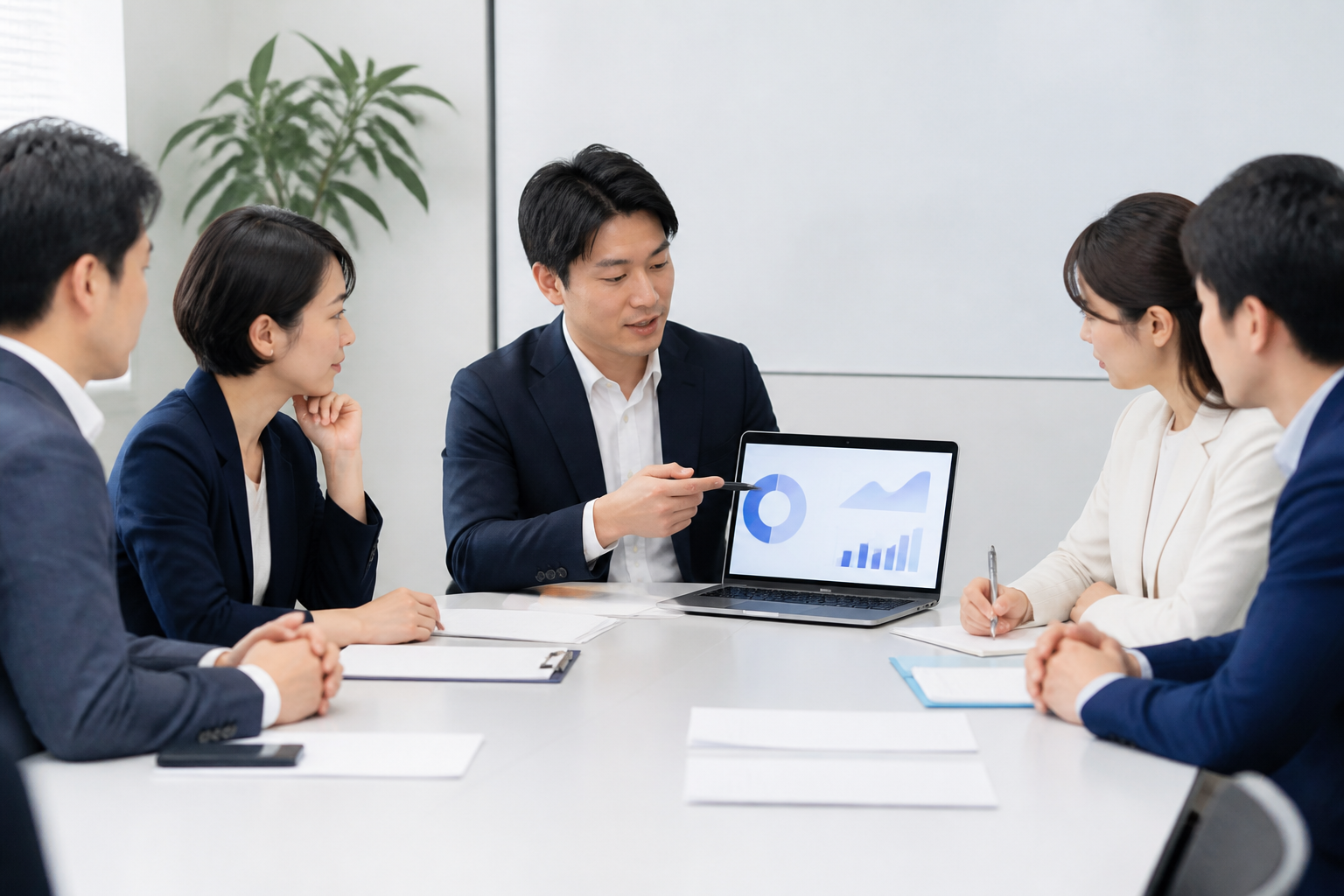 SNS運用のルールと振り返り方法を確認する政治活動関係者