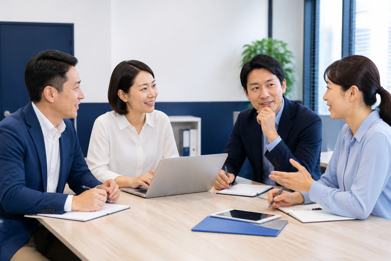 SNS投稿の目的と住民への伝え方を話し合う事務所スタッフ