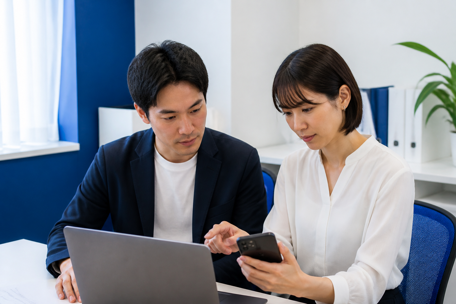 SNSコメントへの対応方針を相談するスタッフ