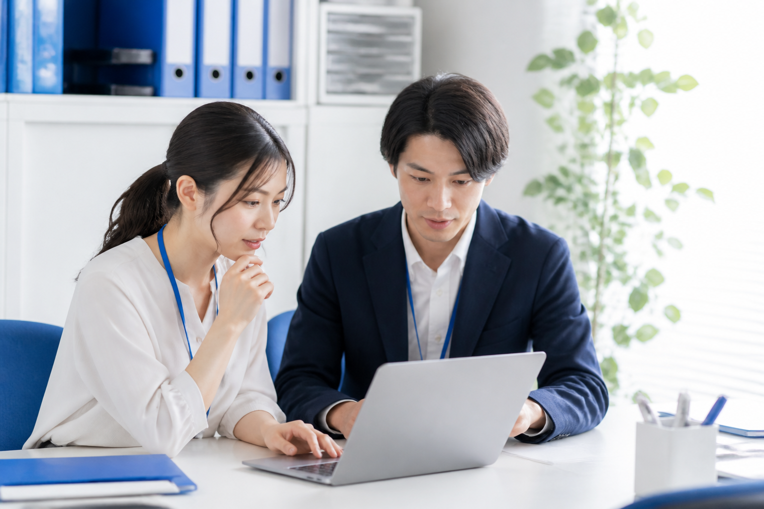 SNSの管理権限と担当者の分担を確認するスタッフ