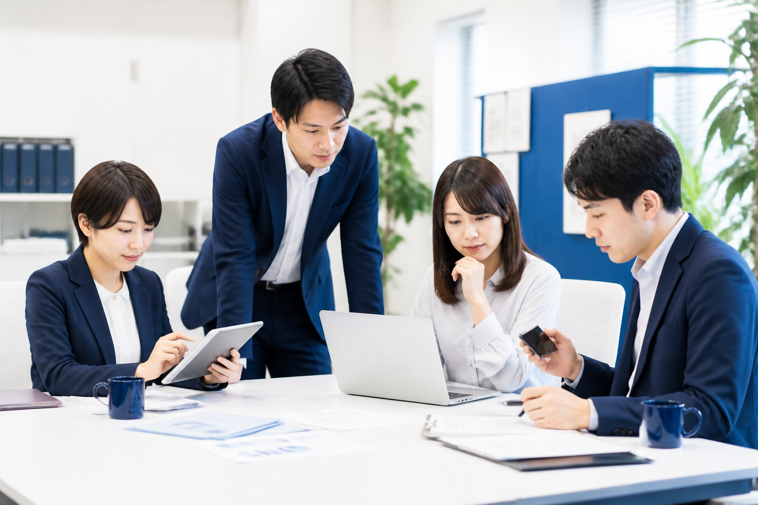 SNS運用体制と使用端末を定期的に点検するスタッフ