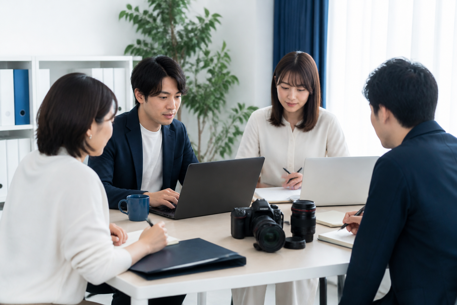 動画制作と投稿の役割分担を話し合う議員事務所のチーム
