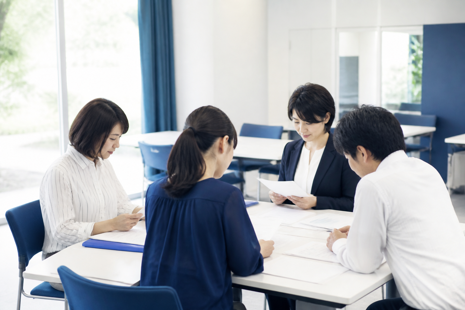 議会用語を住民に伝わる表現へ整理するスタッフ