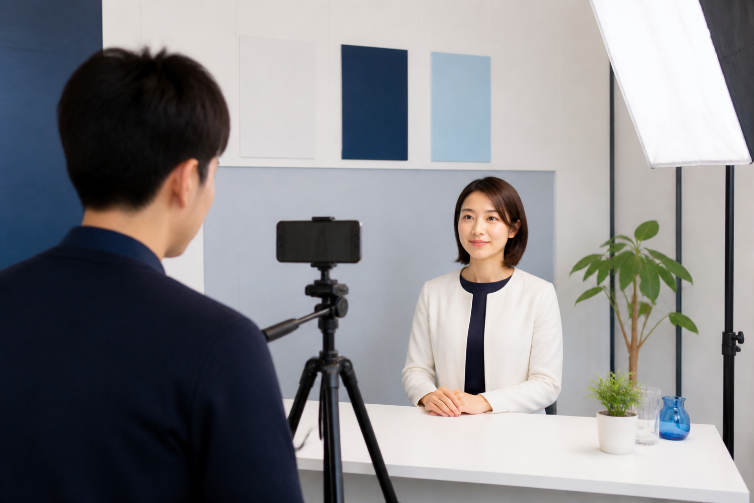 スマートフォンで議会報告の短い動画を撮影する様子