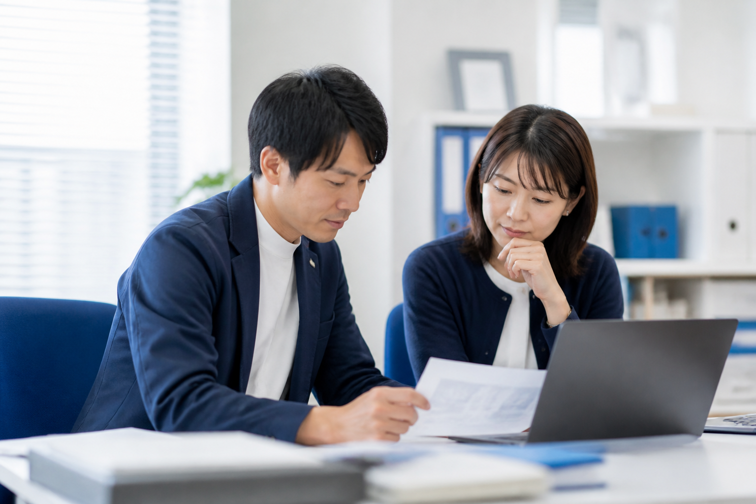 公開資料と照合して議会報告の正確性を確認するスタッフ
