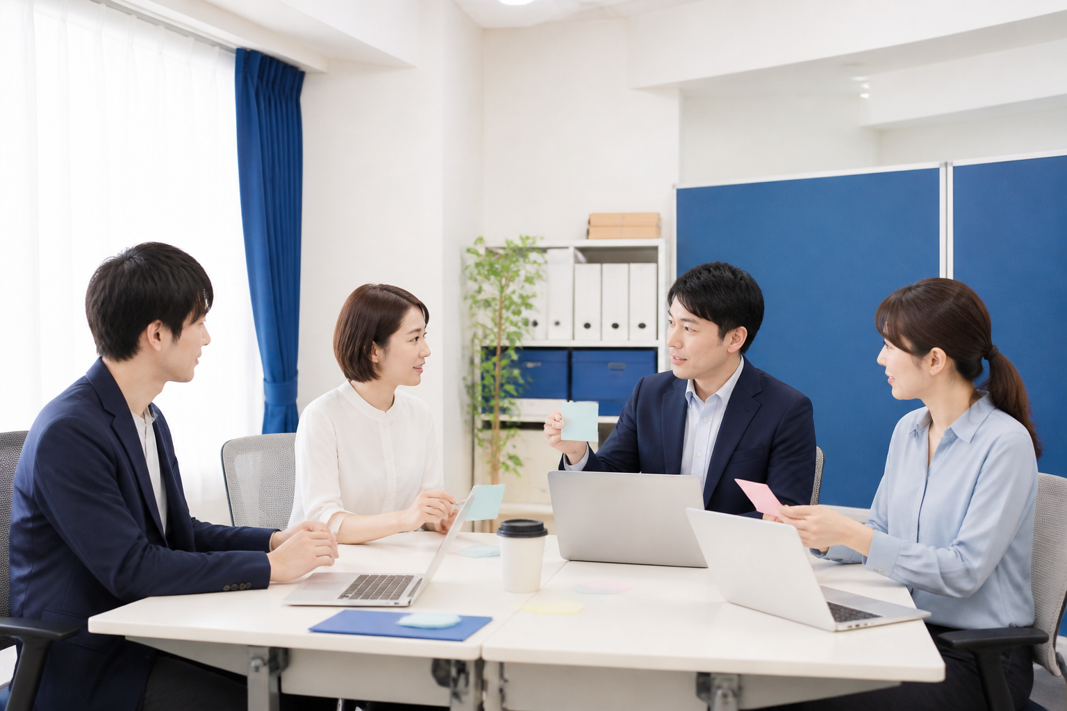 議会報告を継続するための投稿手順を共有する事務所スタッフ
