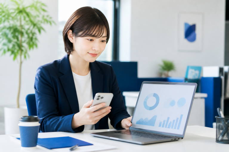 選挙活動の事務所でSNS投稿の反応を確認する広報スタッフ