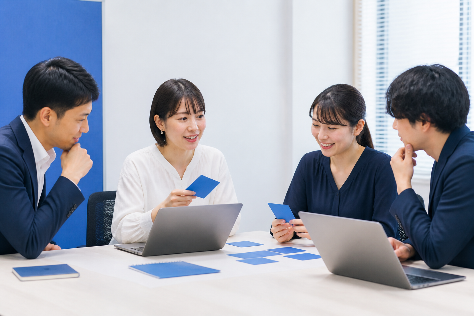 SNS運用の記録を振り返り改善点を話し合う広報チーム