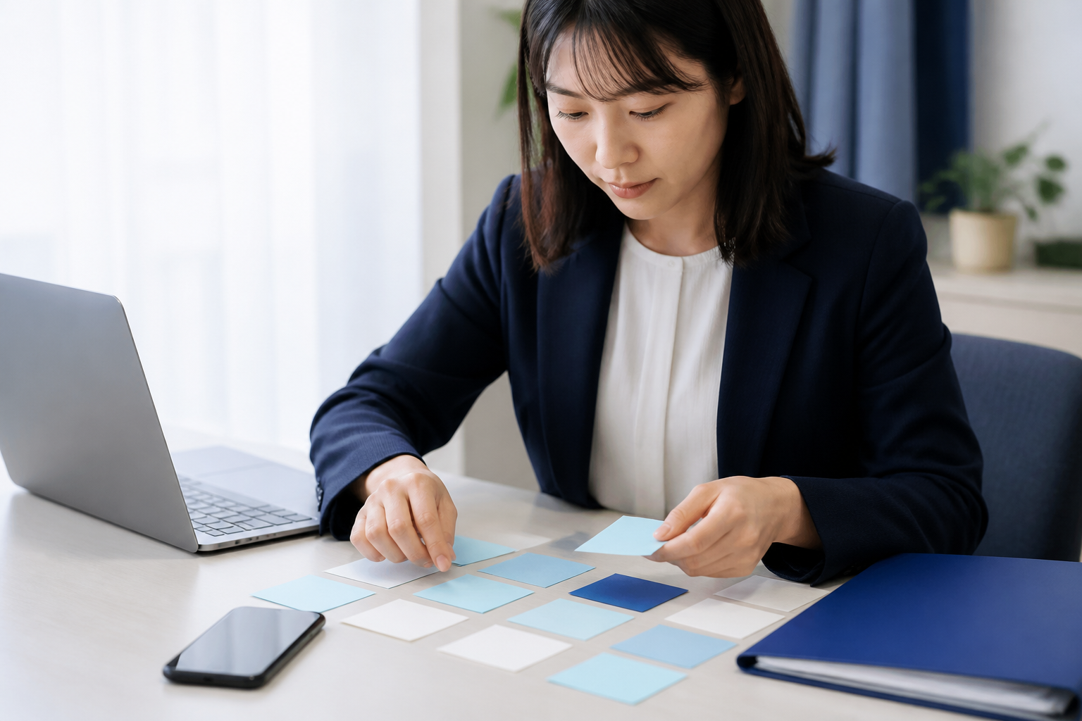 SNS投稿に必要な活動の事実と目的と要点を整理する広報担当者