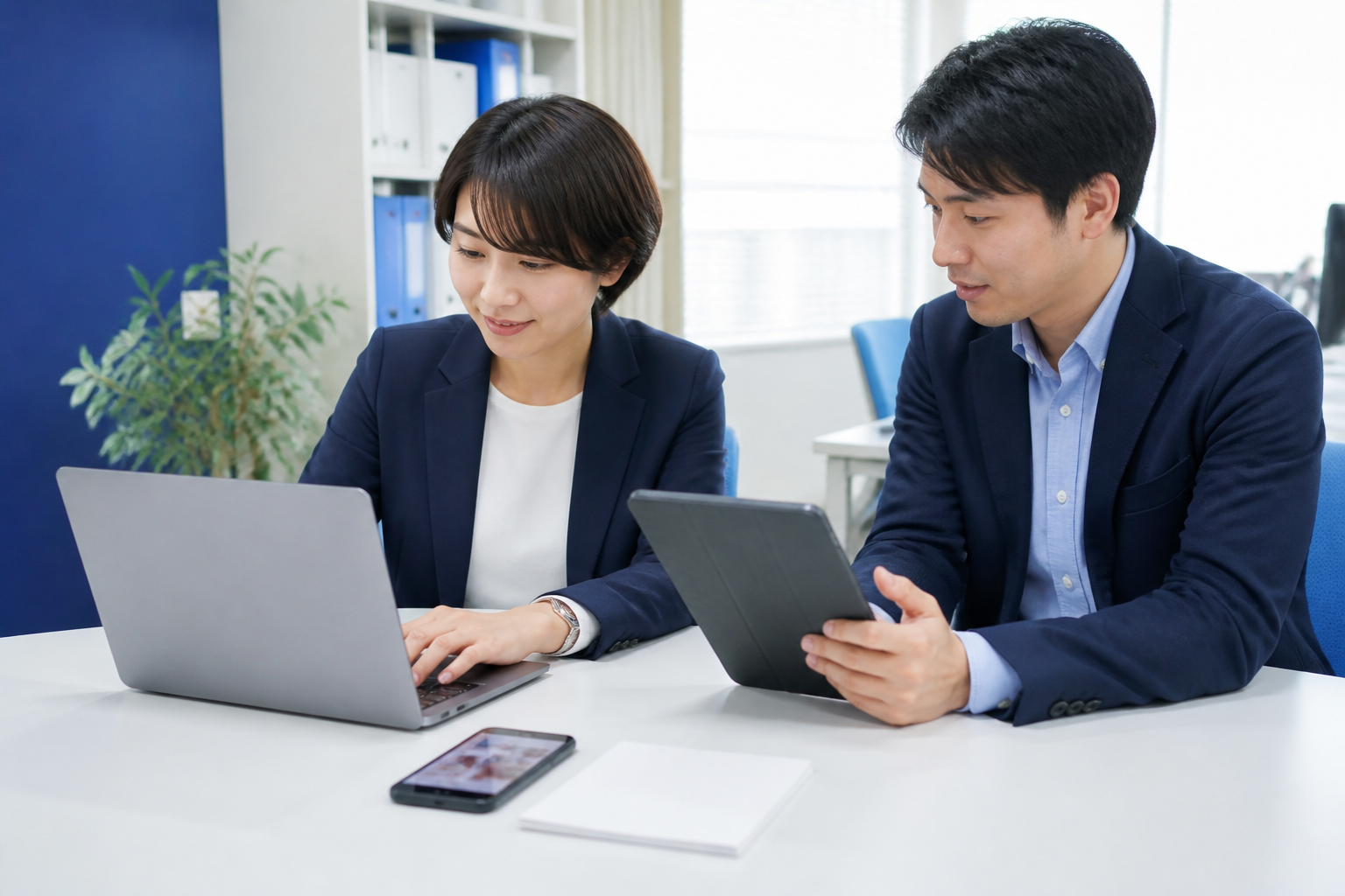 住民目線でSNS原稿を作成し確認するスタッフ