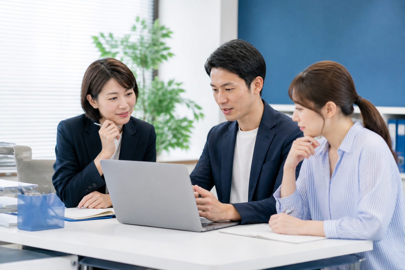 SNSコメントへの返信基準を話し合う議員事務所のスタッフ