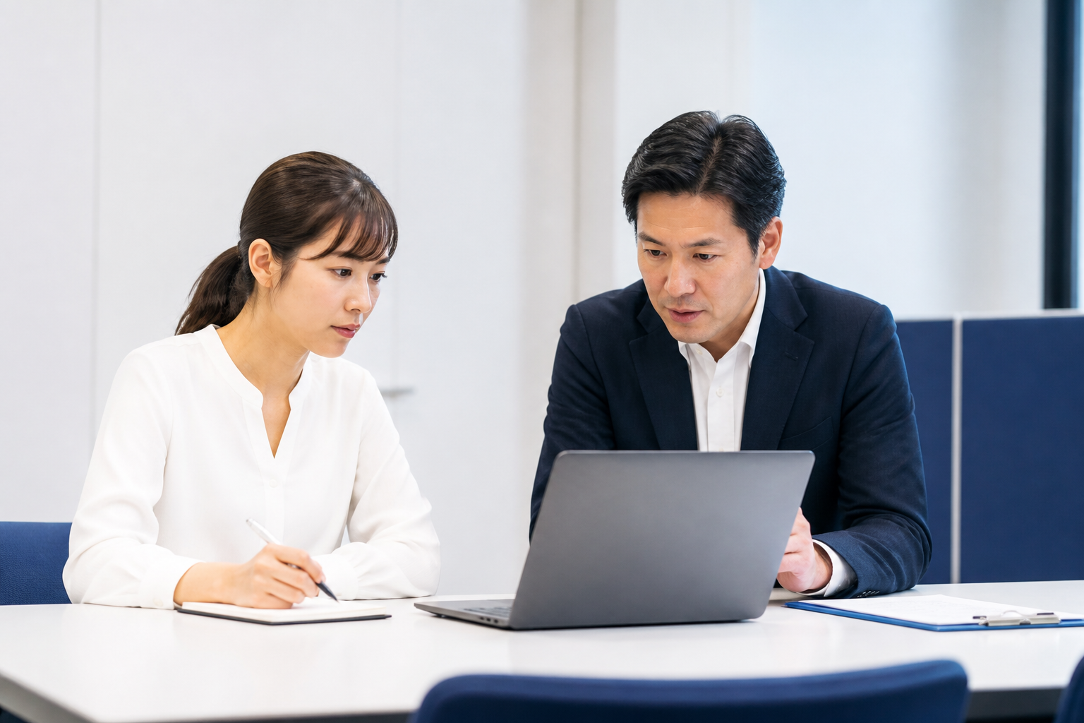 SNS上の批判的なコメントへの対応を冷静に協議するスタッフ