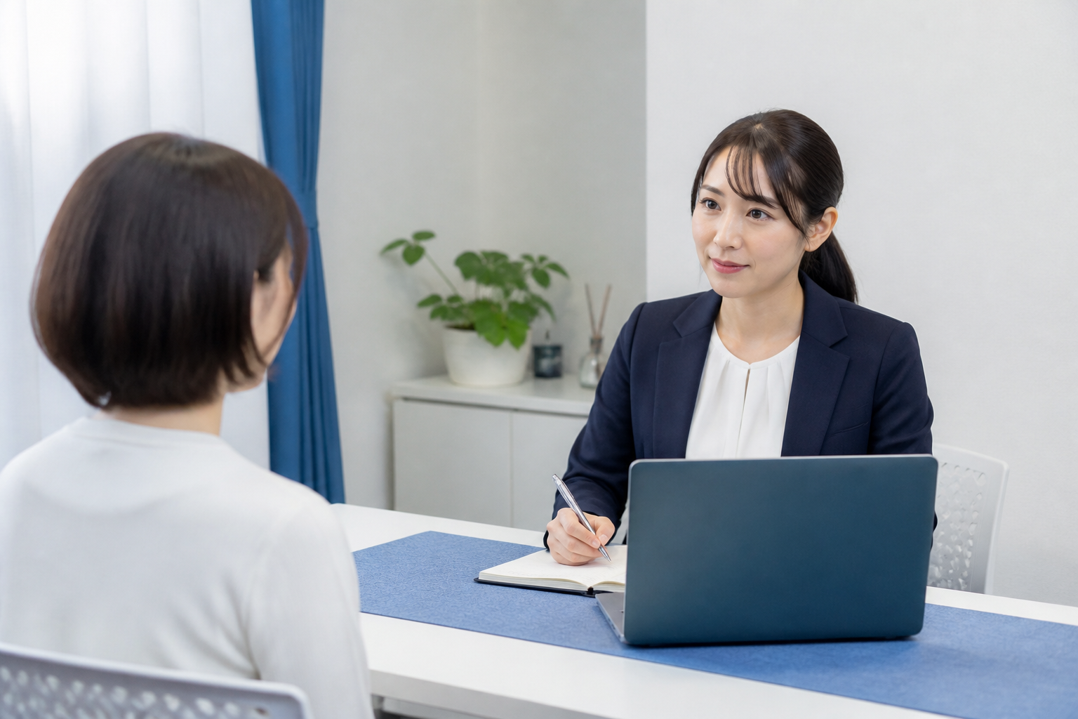 個人情報に配慮しながら住民の相談を受け付ける事務所スタッフ