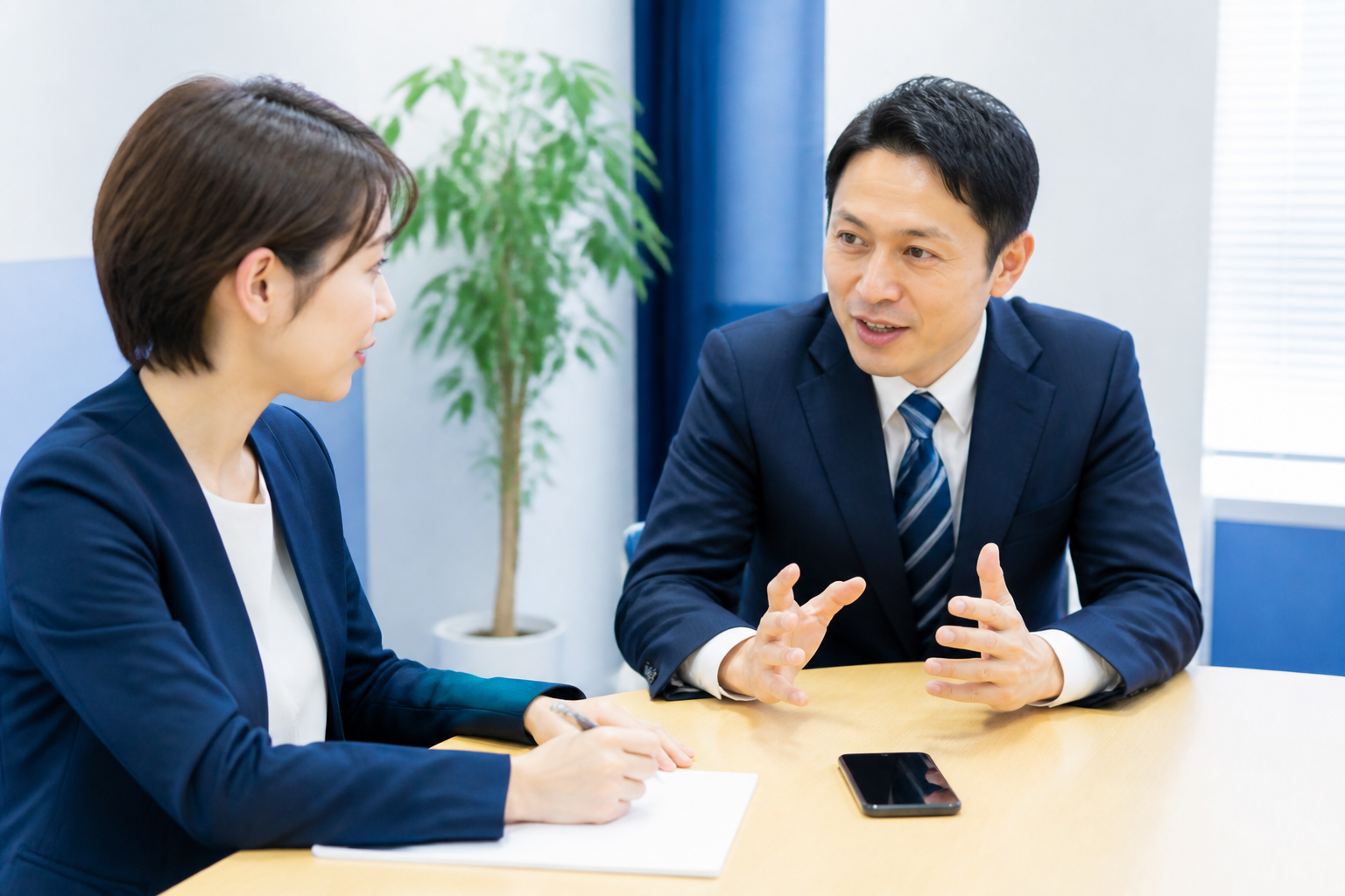 街頭活動動画の目的と要点を事前に相談する地方議員と広報担当者