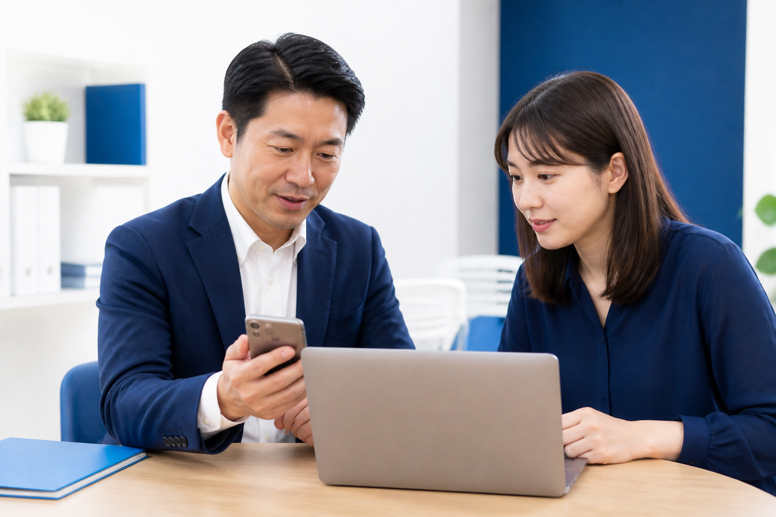 街頭活動動画の背景を伝えるSNS投稿文を確認する地方議員と担当者