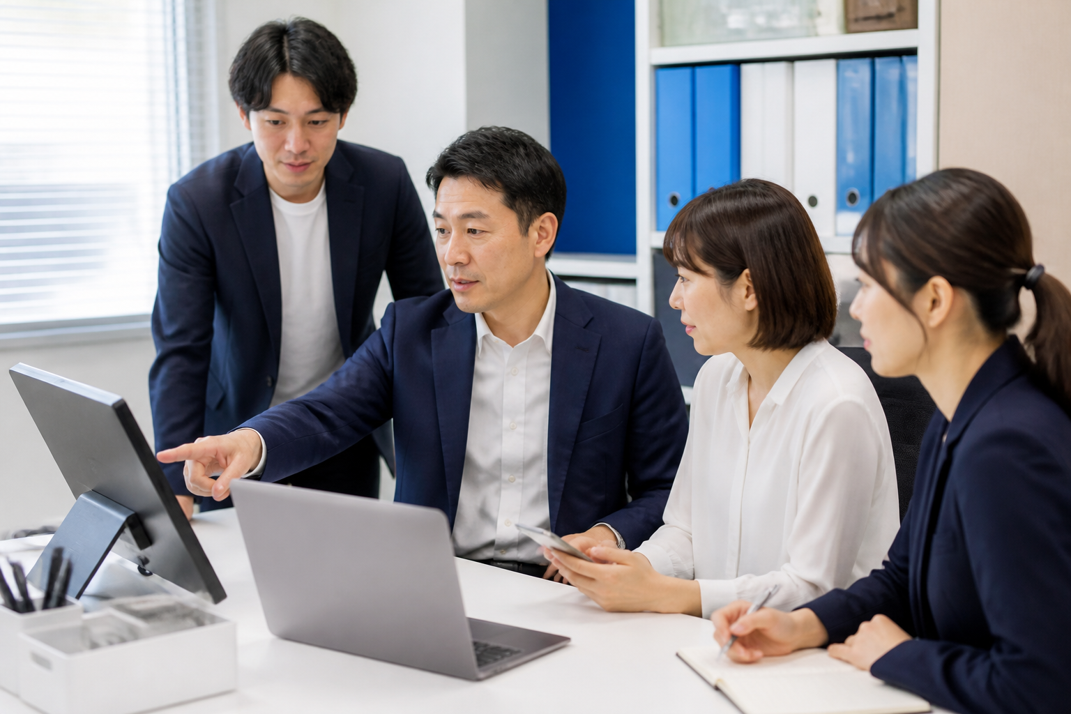SNS動画の公開前確認と投稿後の改善点を話し合う地方議員とスタッフ