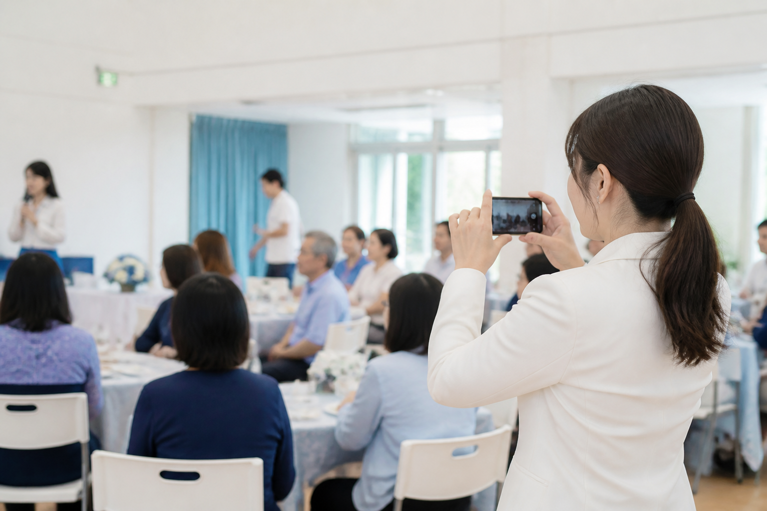 地域活動の会場でSNS発信用の写真を撮影するスタッフ