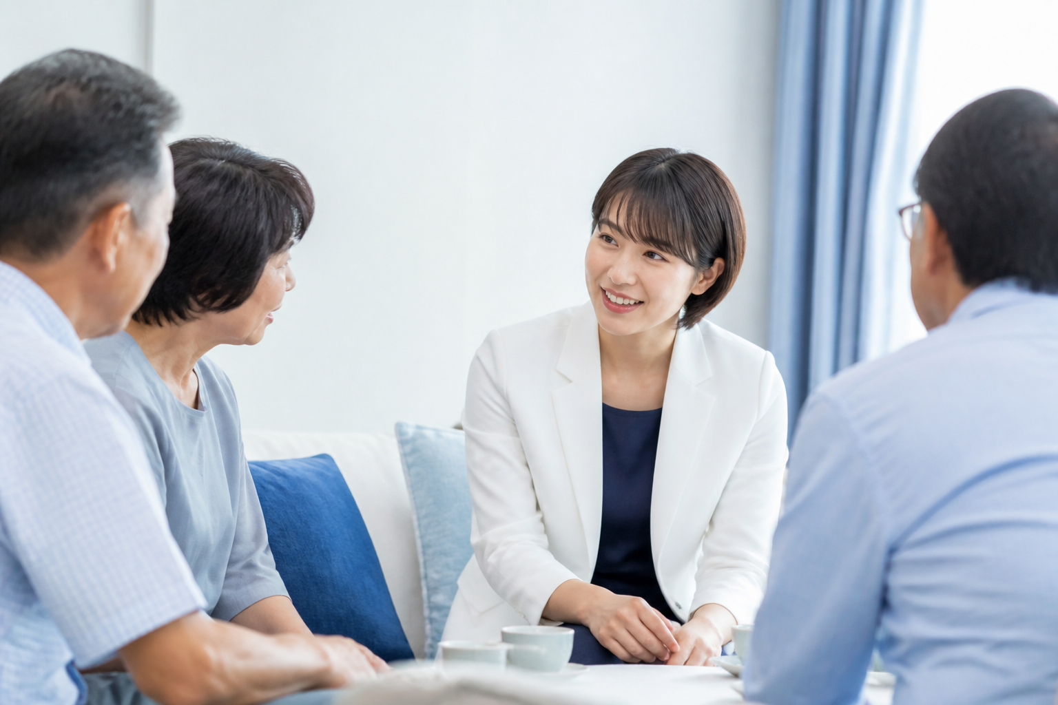 地域の住民と穏やかに対話し、人柄や活動の背景を伝える新人候補者
