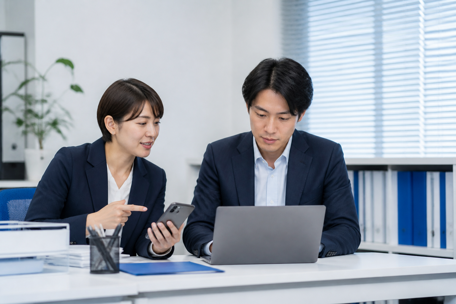 事務所でSNS投稿のテンプレートと確認手順を整えるスタッフ