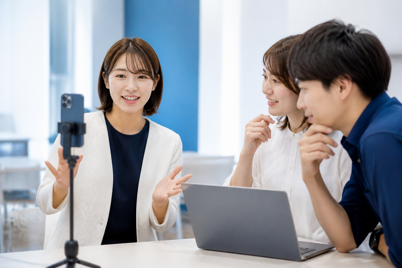 スマートフォンを使って地域課題を説明する短い動画を撮影する候補者