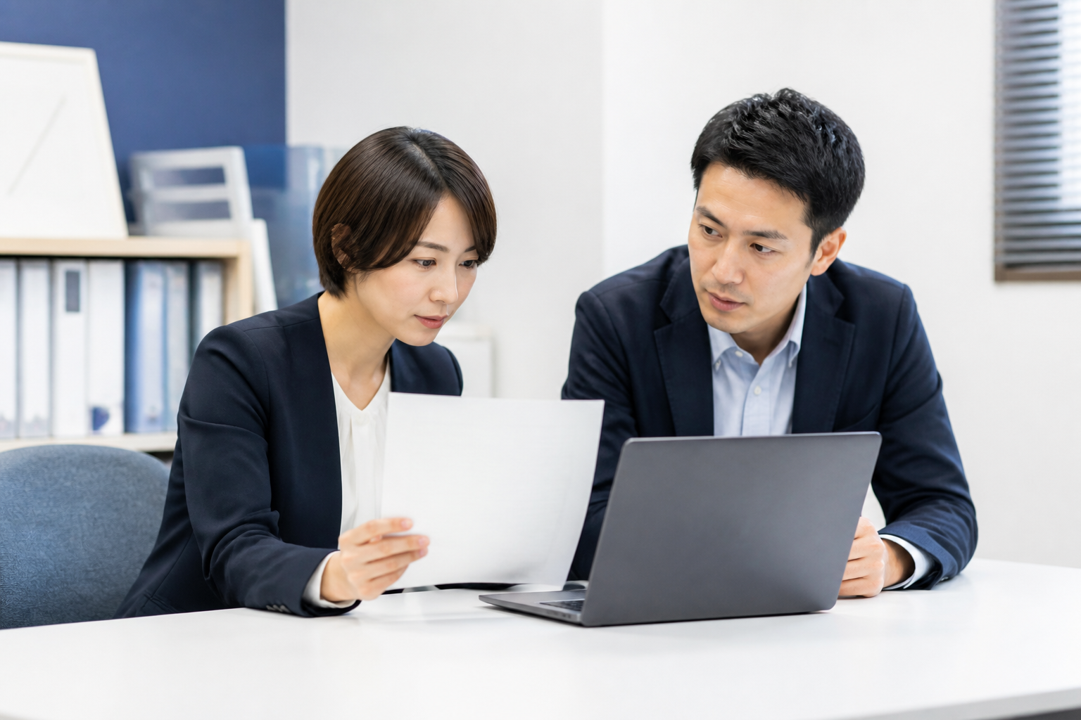 SNS投稿前に法令上の論点と投票情報を確認するスタッフ