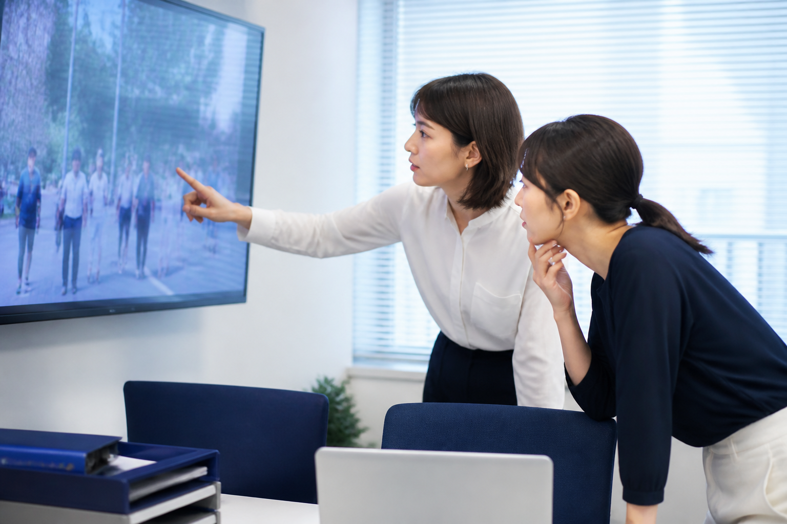 地域活動の写真に個人情報が映っていないか確認する広報スタッフ