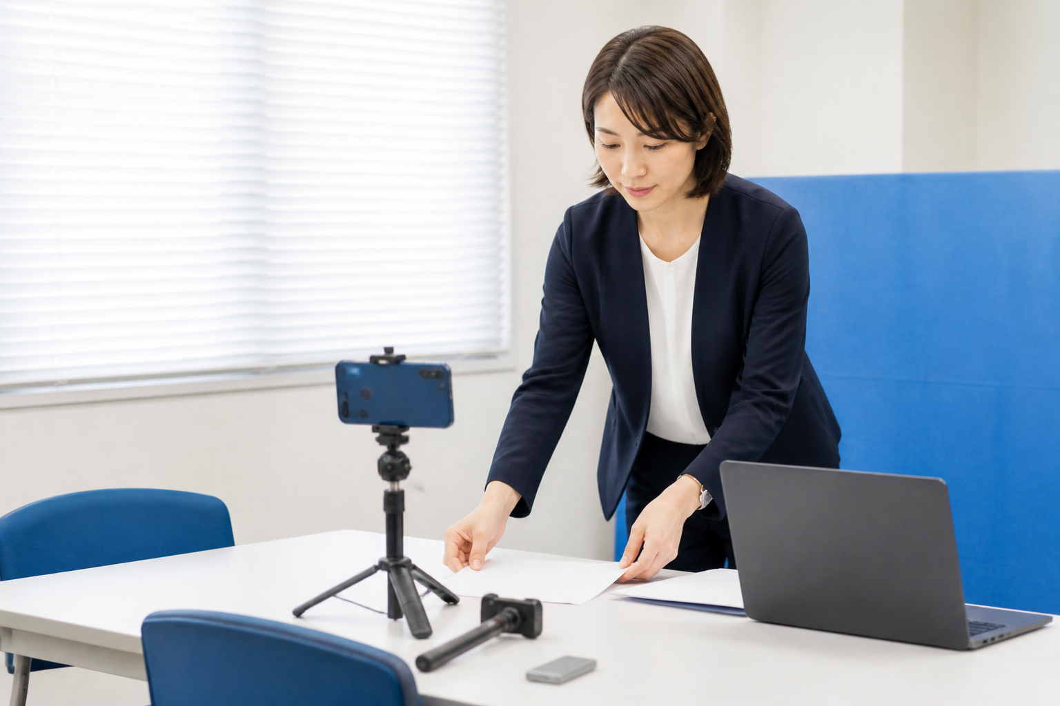告示・公示前に動画素材と運用環境を準備するスタッフ