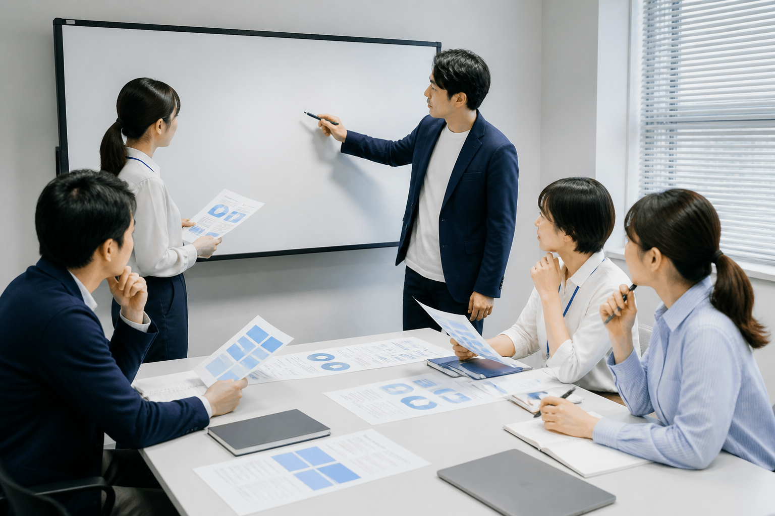 国政選挙の日程変化に備えて段階別の広報作業を確認するチーム