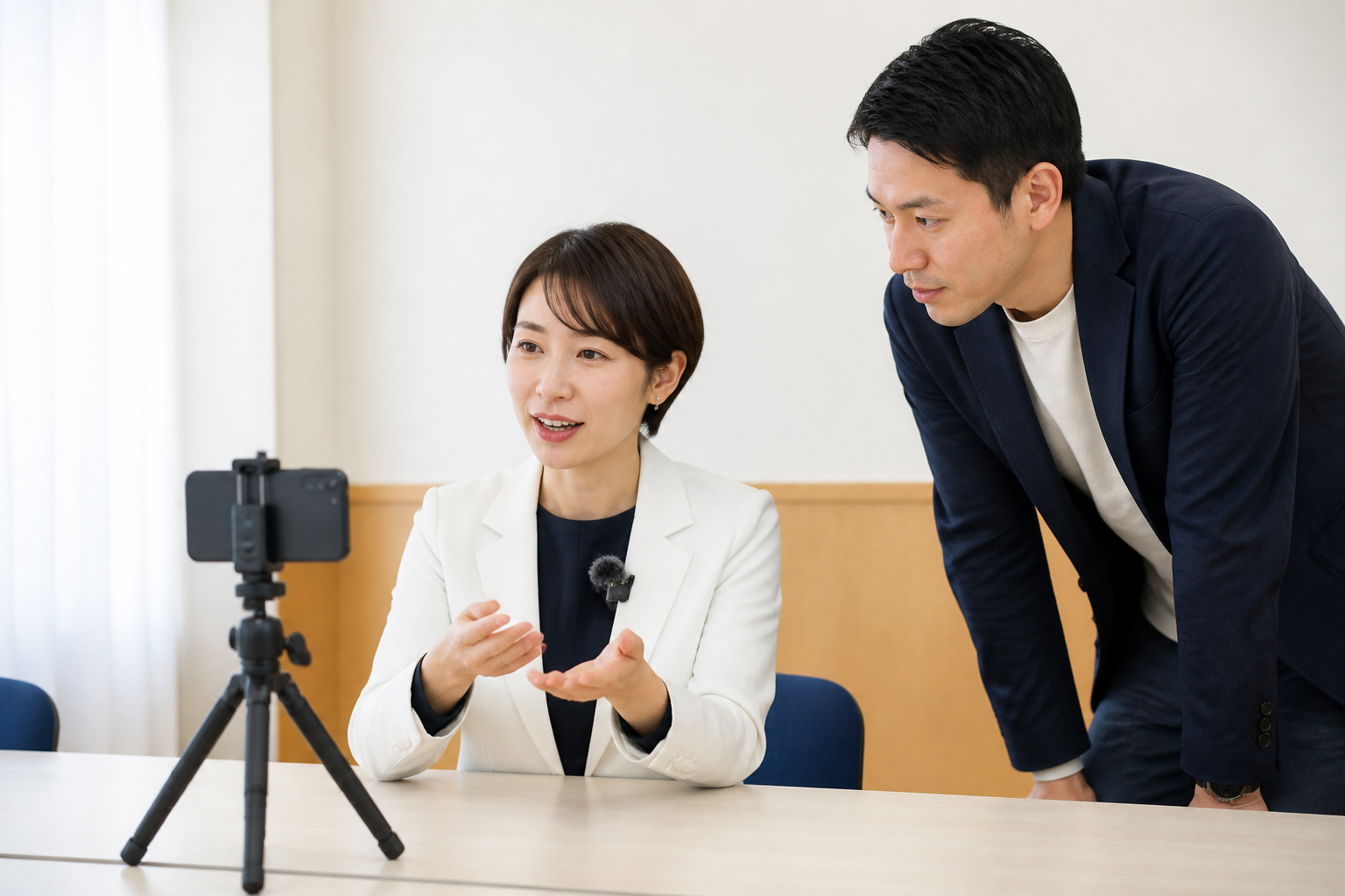 スマートフォンと小型マイクで活動説明動画を撮影する様子