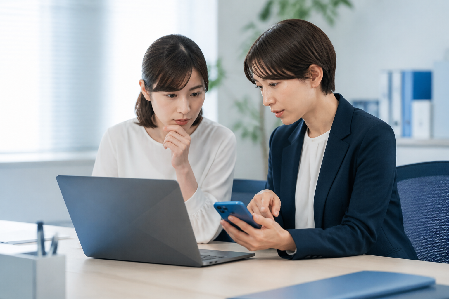 SNSアカウントの権限と安全設定を点検する広報スタッフ