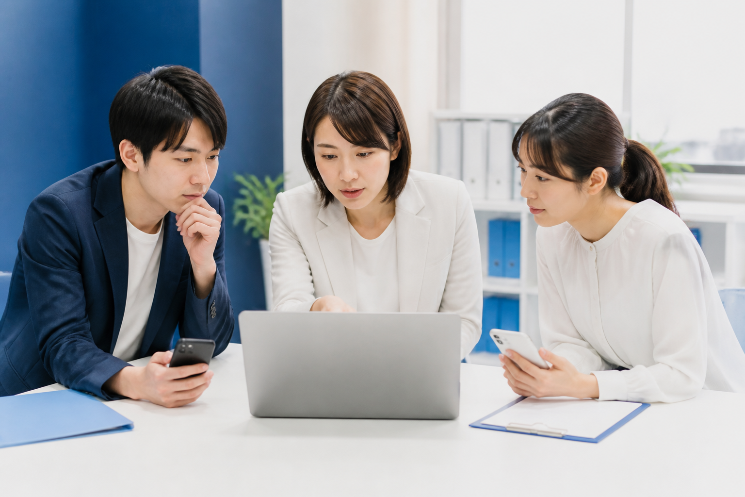 SNS投稿の編集と承認を分担して進める広報チーム