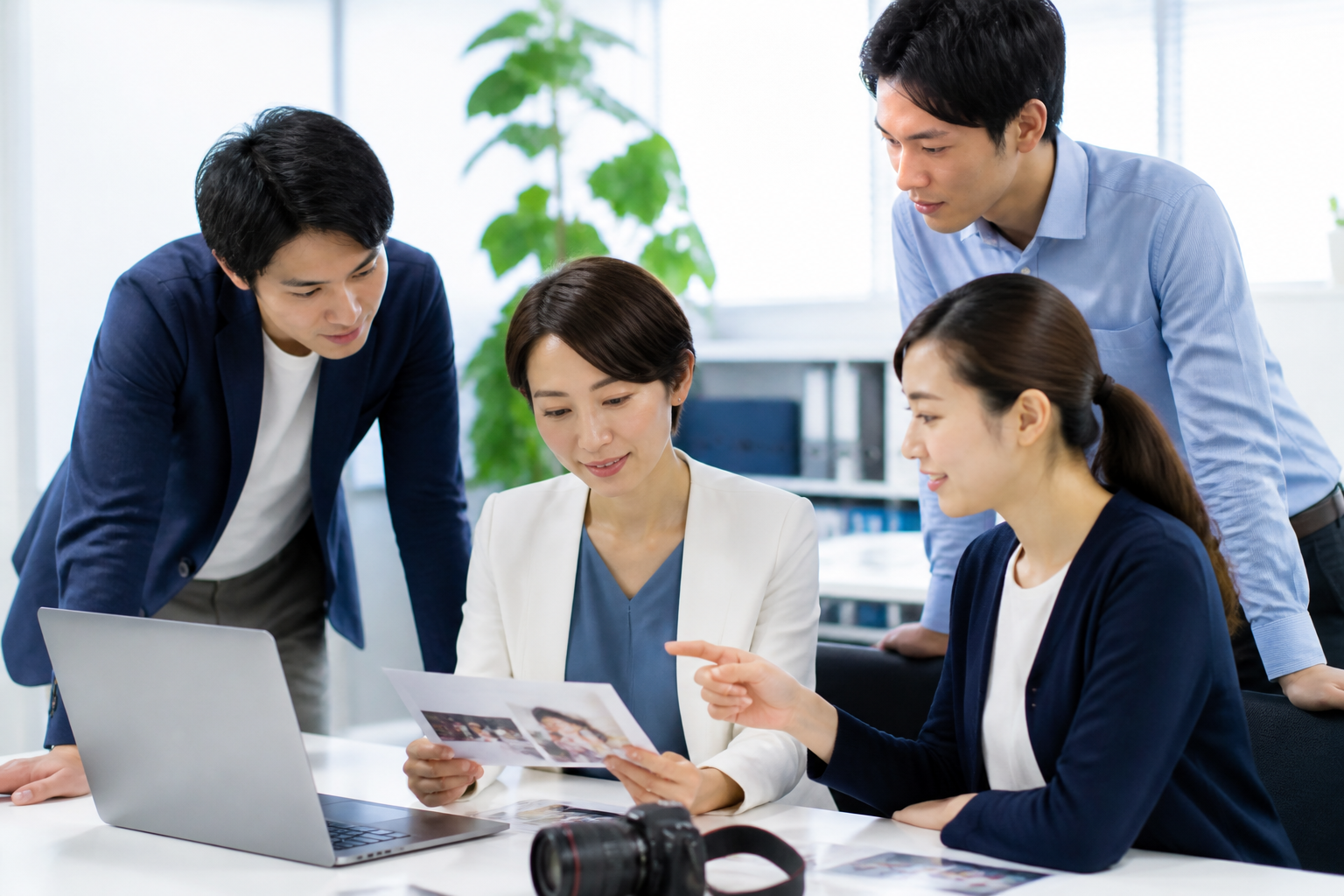 候補者と事務所スタッフが投稿内容と承認手順を確認する様子