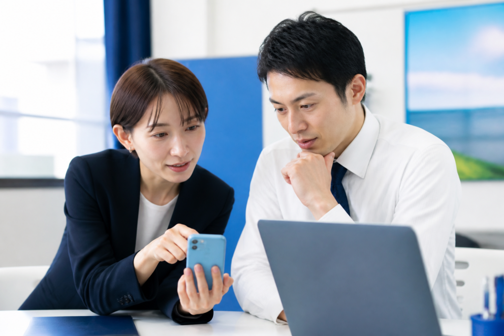 市長選挙に向けて政策とSNS投稿を確認する候補者と広報スタッフ