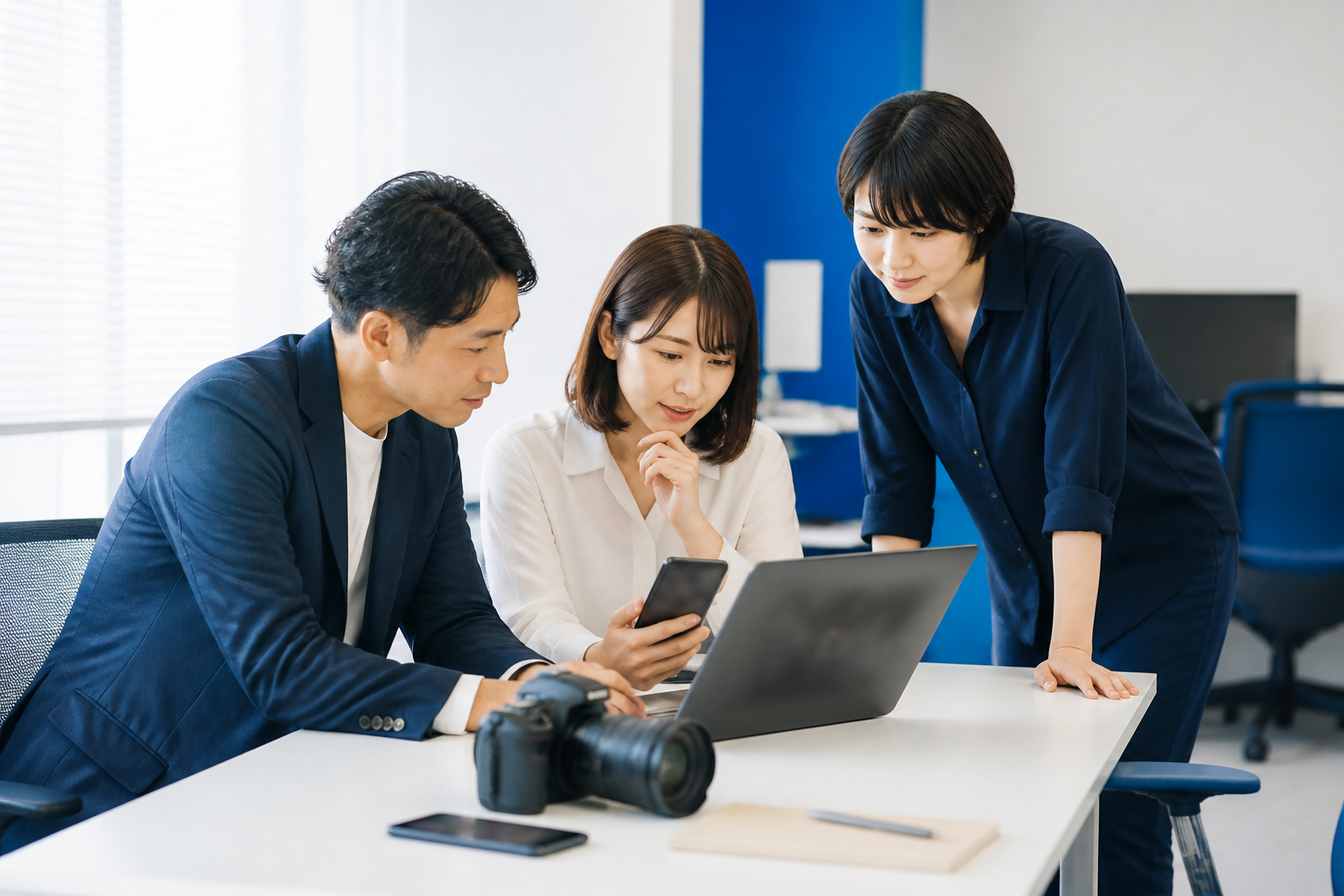 複数のSNSに向けた写真と動画の投稿計画を確認する広報チーム