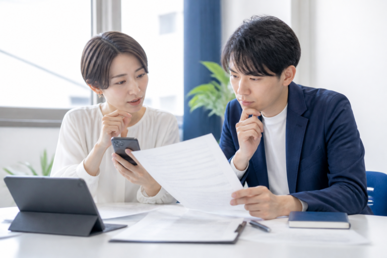 政策原稿を確認しながらSNS投稿文の要点を整理する議員事務所の広報担当者
