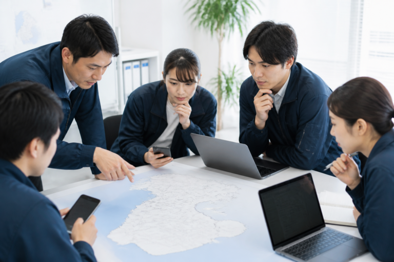県議選の広い選挙区を地域別に整理し、ネット発信計画を検討する政治活動スタッフ