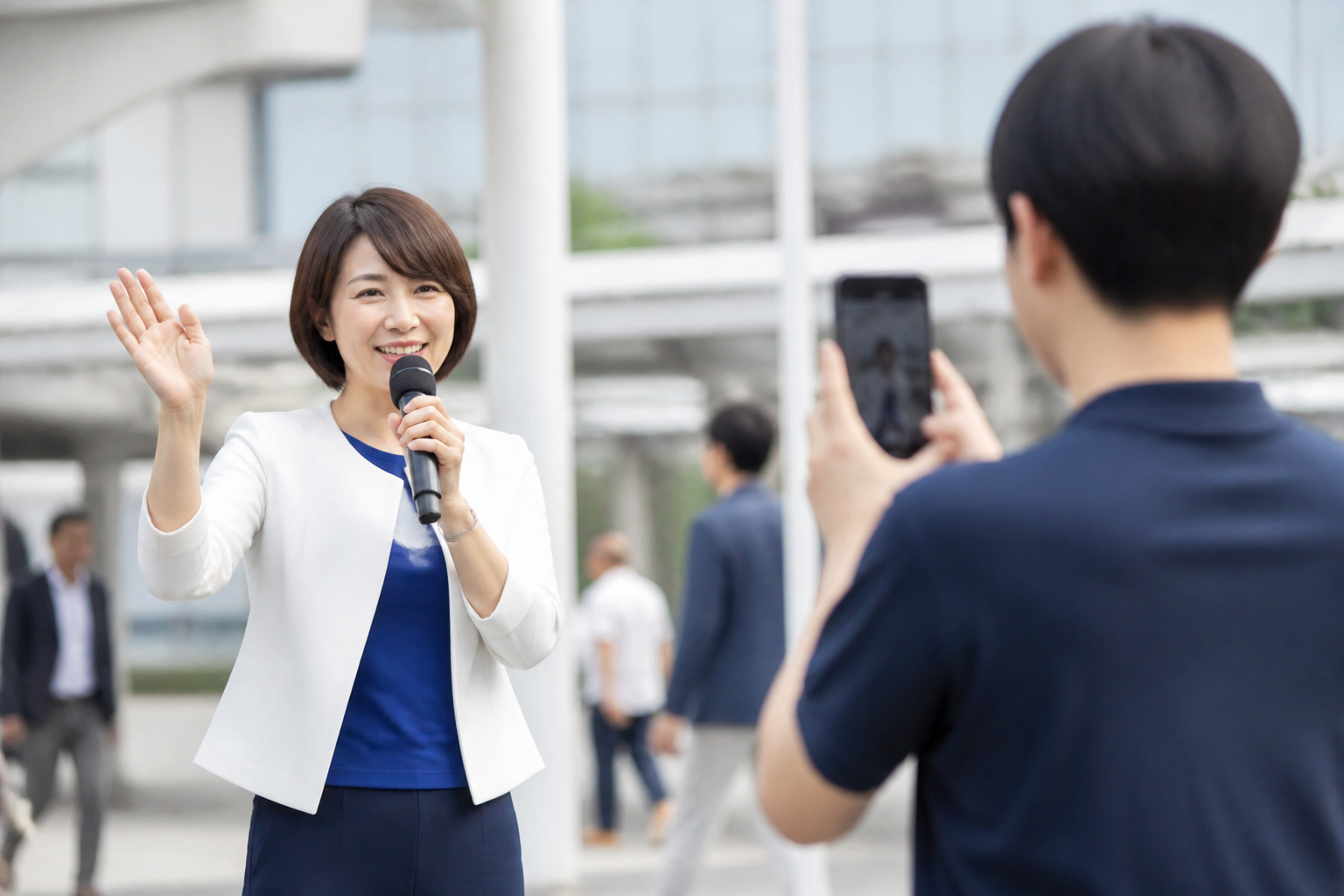 地方都市で地域別の短尺動画をスマートフォン撮影する様子