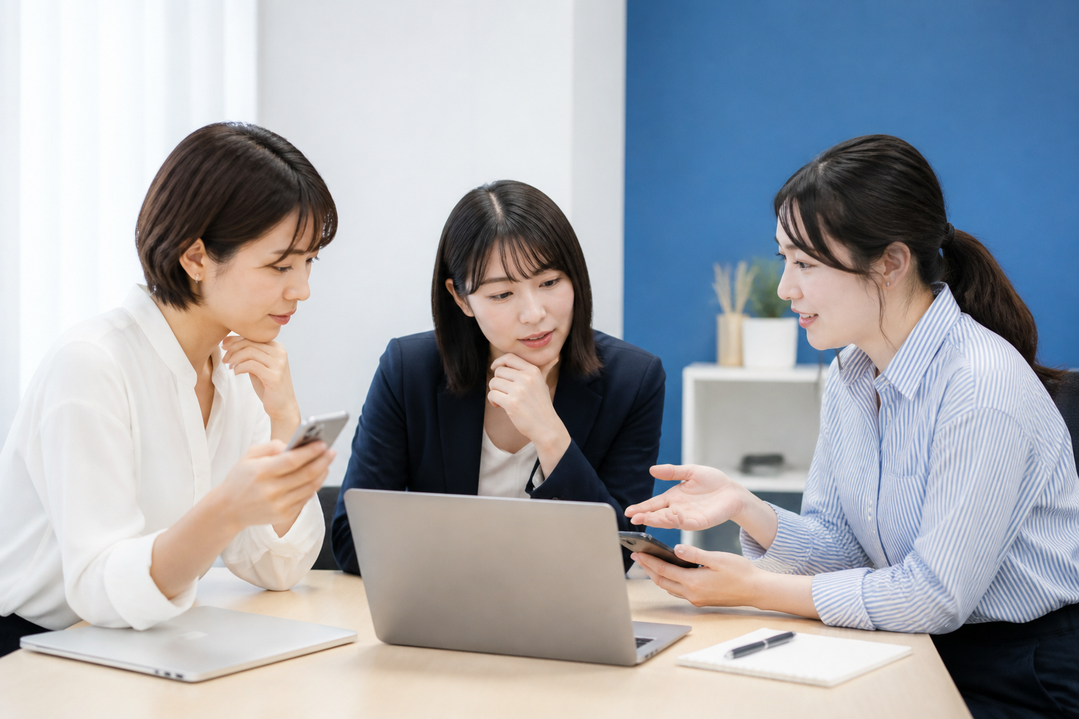 複数のSNSアカウントの役割分担を相談する広報チーム