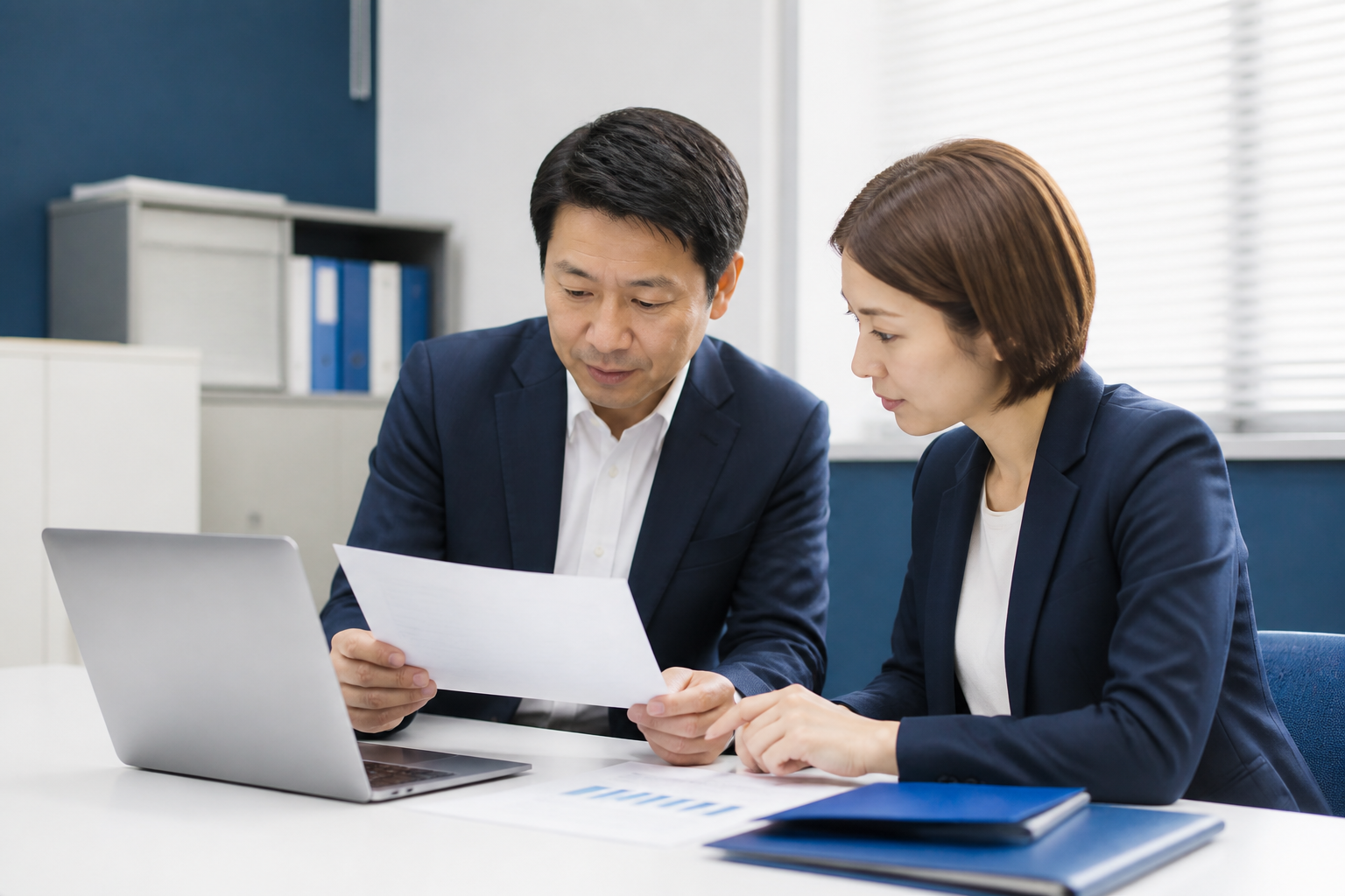 SNS投稿の公開前に法令と運用ルールを確認する担当者