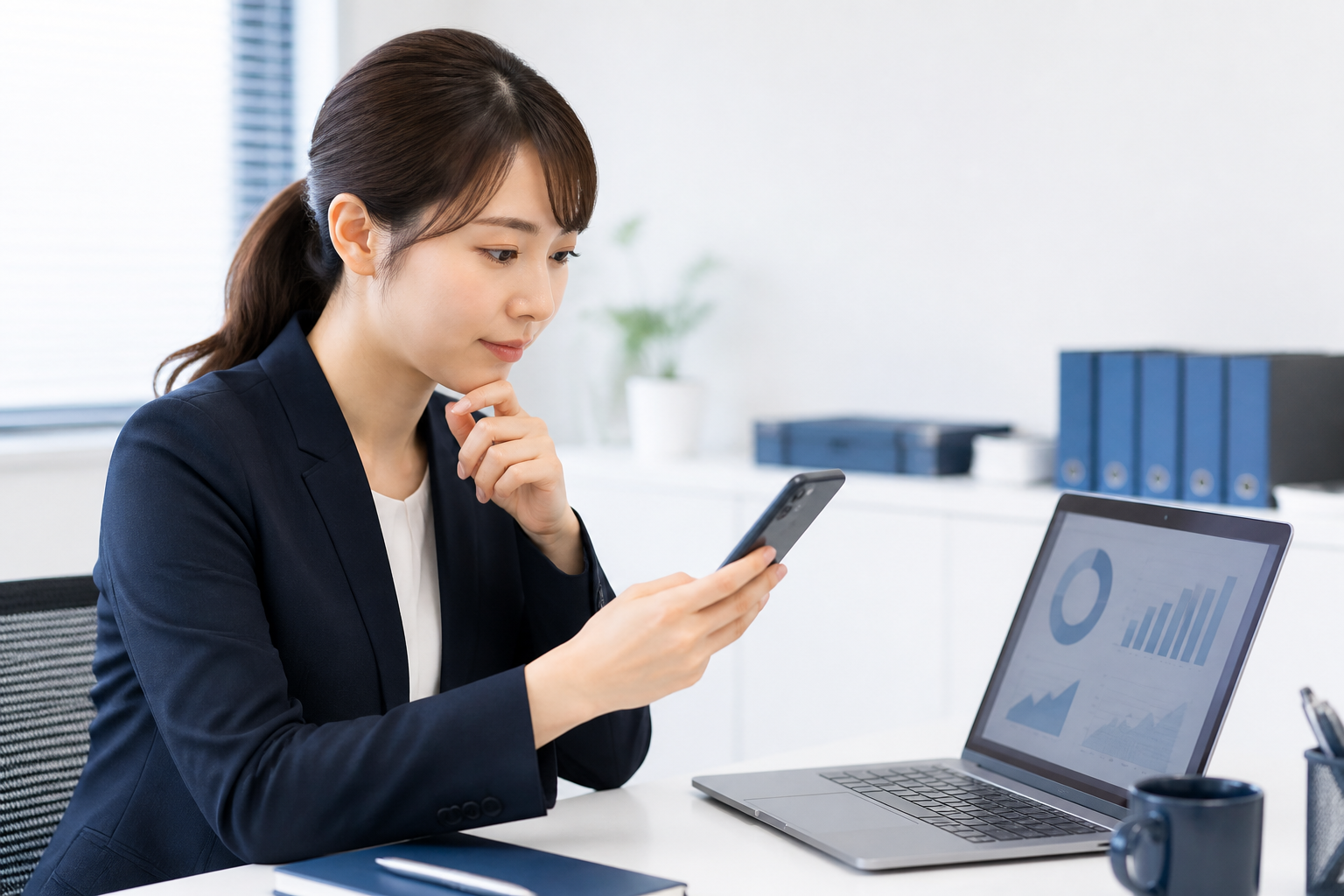 SNS投稿の到達や動画視聴の傾向を確認する広報担当者