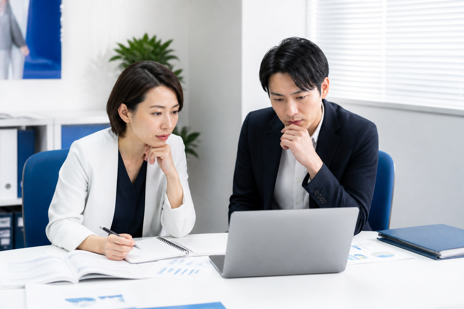 SNS配信前に法令と運用ルールを確認する担当者