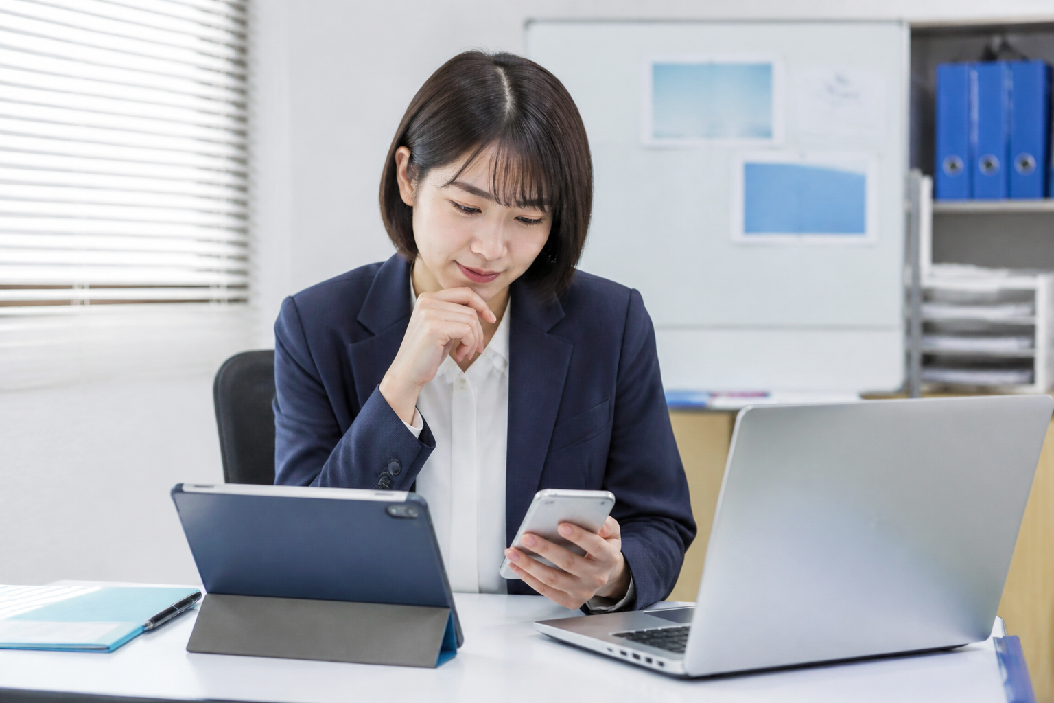 複数の端末を見比べながらSNSごとの投稿構成を検討する広報担当者