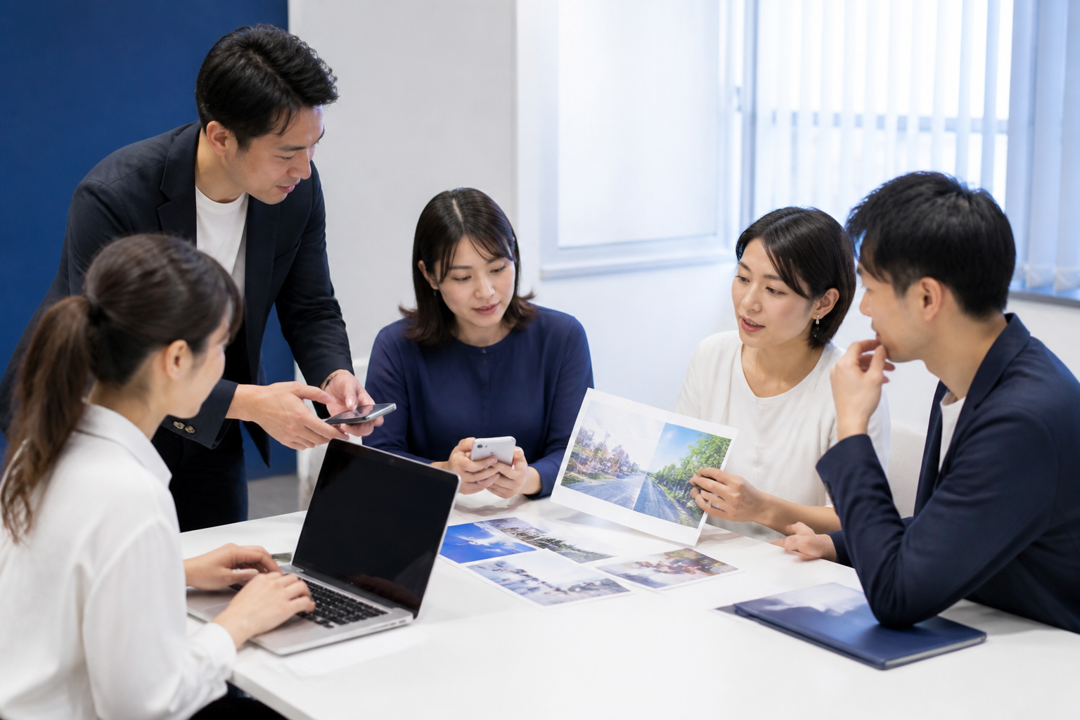 SNS投稿の確認手順と役割分担を話し合う広報チーム