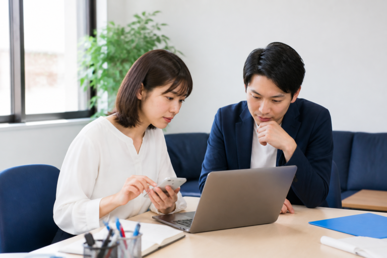 地方議員事務所でSNS発信と地域活動の反応を確認する広報担当者
