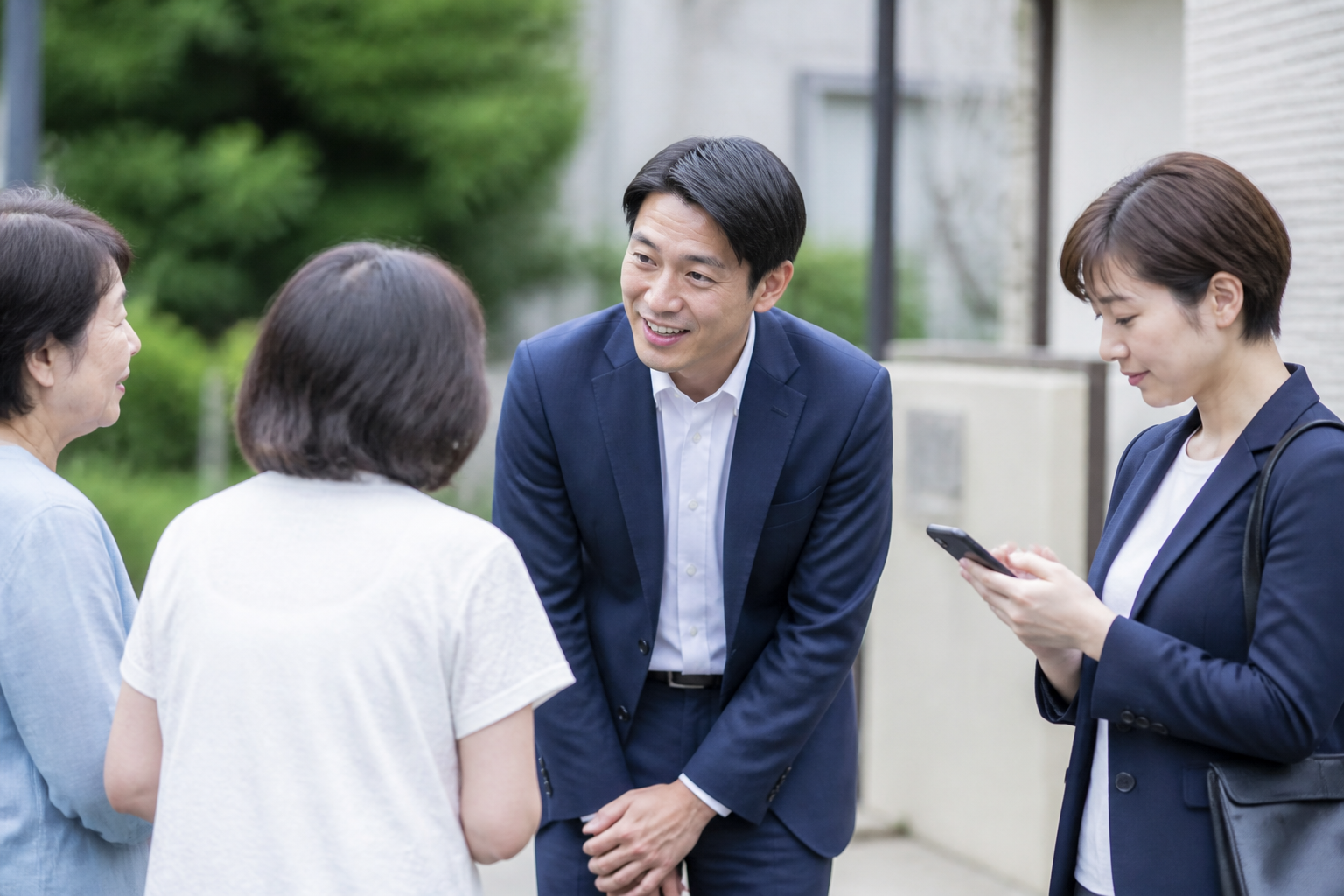 地域での対話とSNS発信を並行して行う政治活動の様子