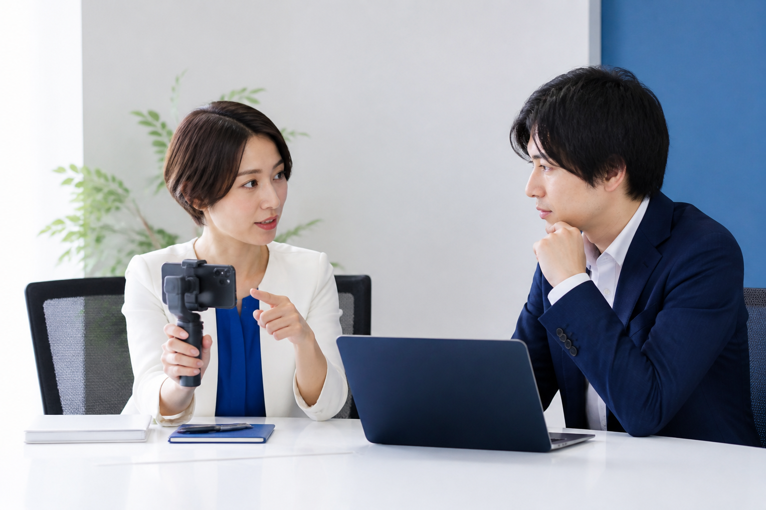 動画やSNS投稿の中間指標をもとに改善を話し合う担当者