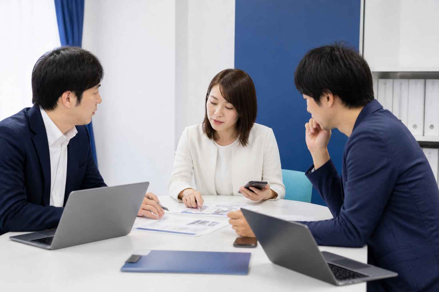 SNS運用の役割分担を確認する議員事務所のメンバー