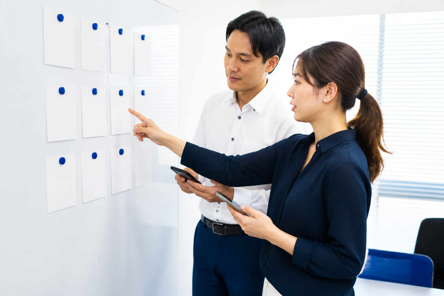選挙前から当選後までのSNS投稿計画を確認するスタッフ