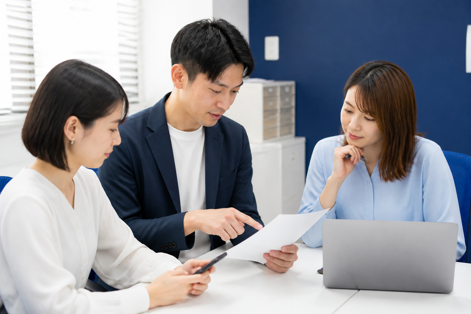 SNS投稿の公開前チェックを分担して行う議員事務所スタッフ
